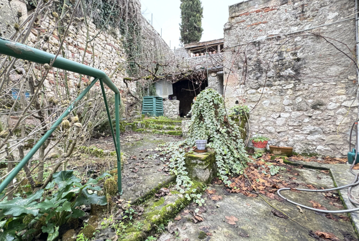 Maison de village avec jardin et cour privative à Penne d'Agenais 