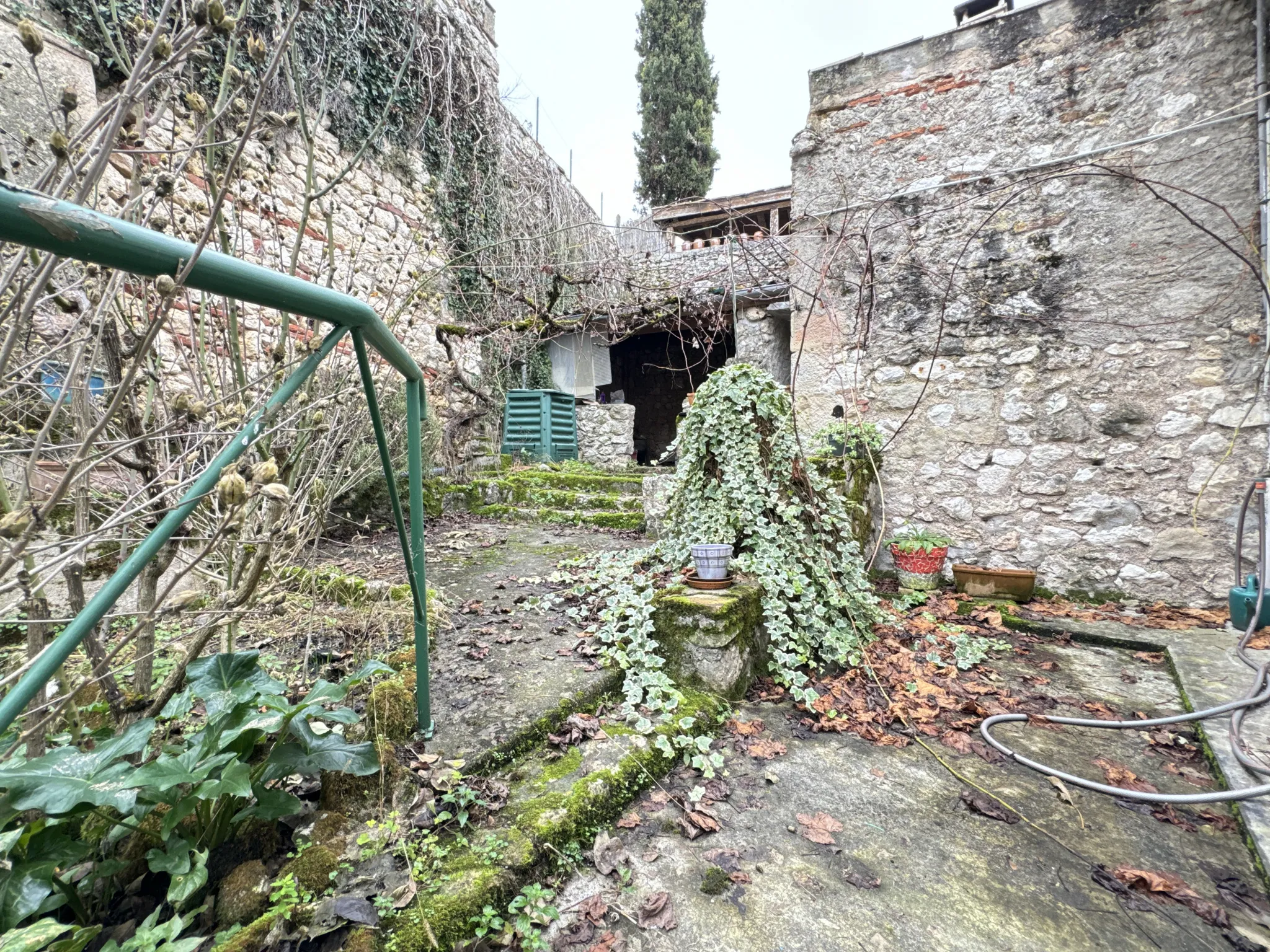 Maison de village à rénover avec 4 chambres à Penne d'Agenais 