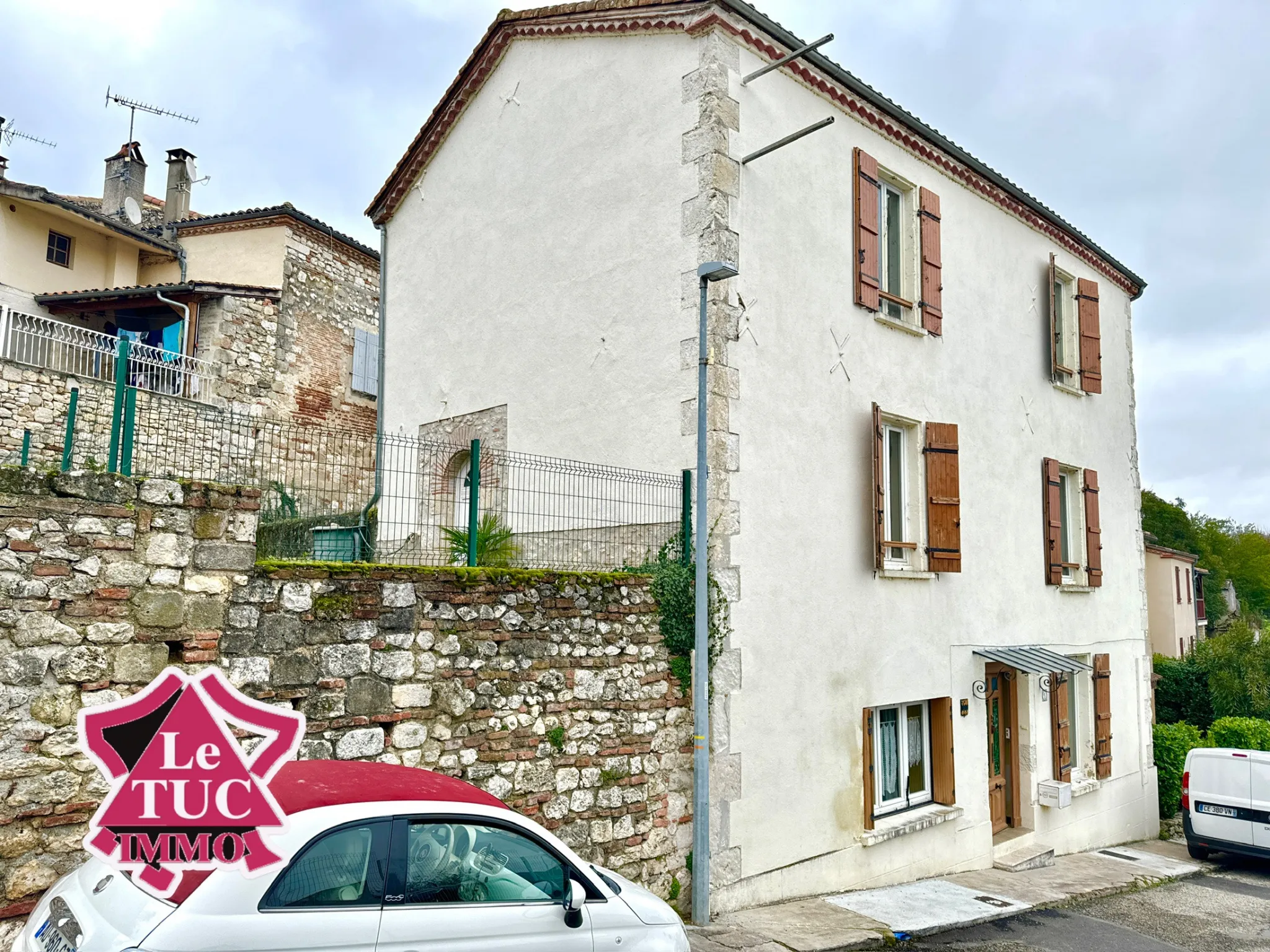 Maison de village à rénover avec 4 chambres à Penne d'Agenais 