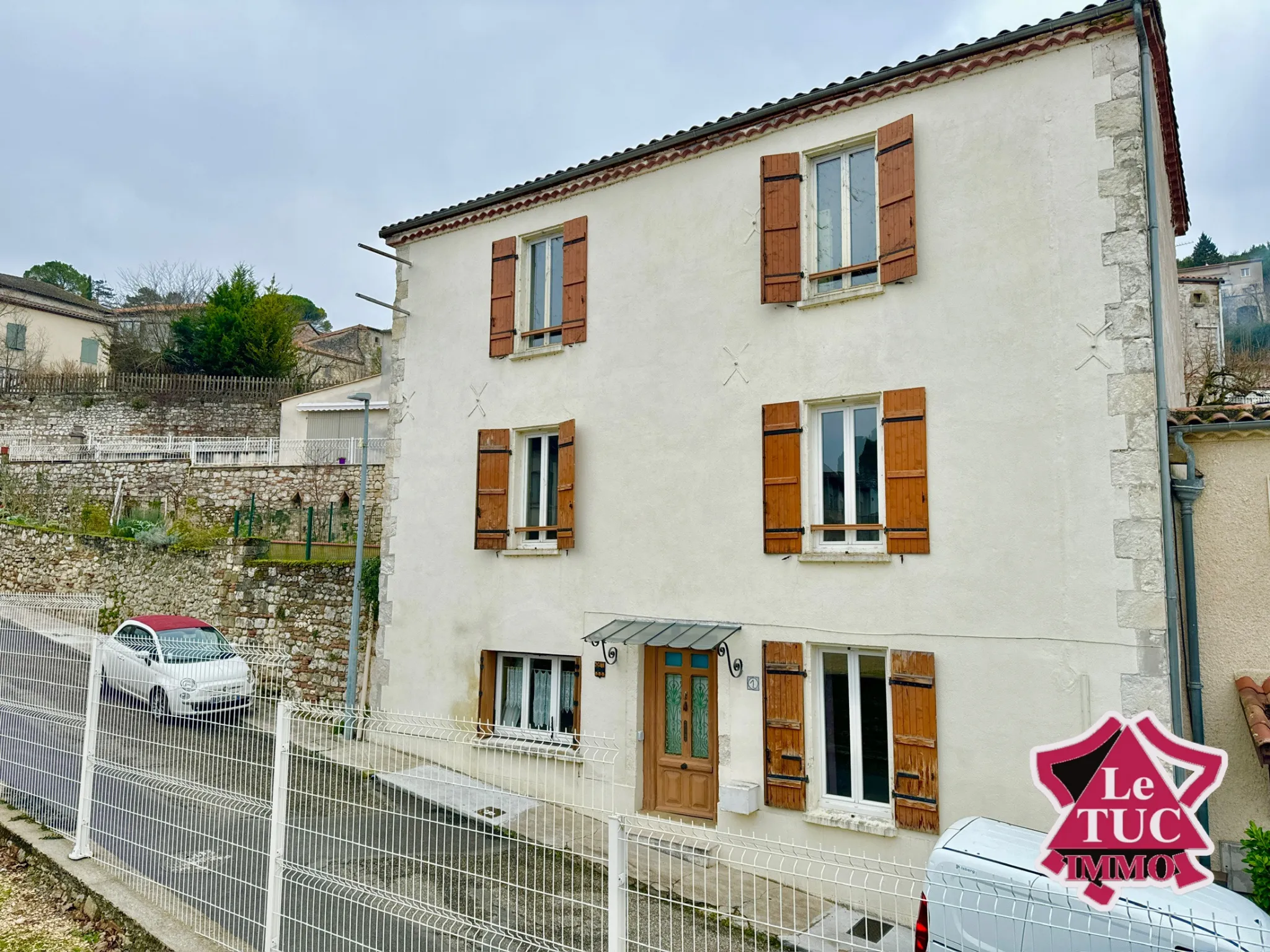 Maison de village à rénover avec 4 chambres à Penne d'Agenais 