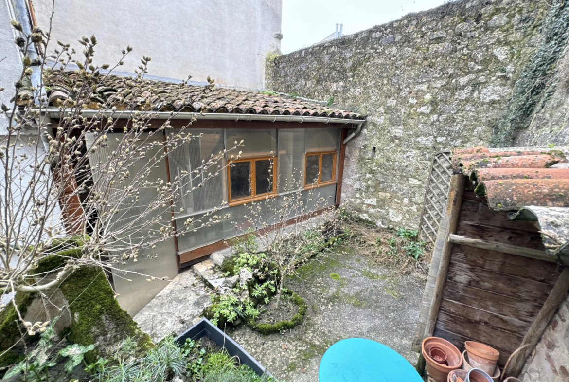 Maison de village avec jardin et cour privative à Penne d'Agenais 