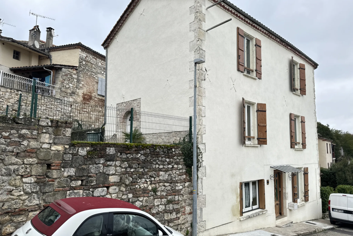 Maison de village avec jardin et cour privative à Penne d'Agenais 