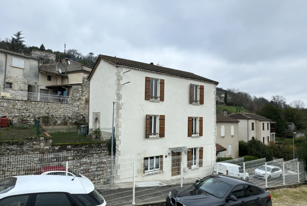 Maison de village avec jardin et cour privative à Penne d'Agenais 