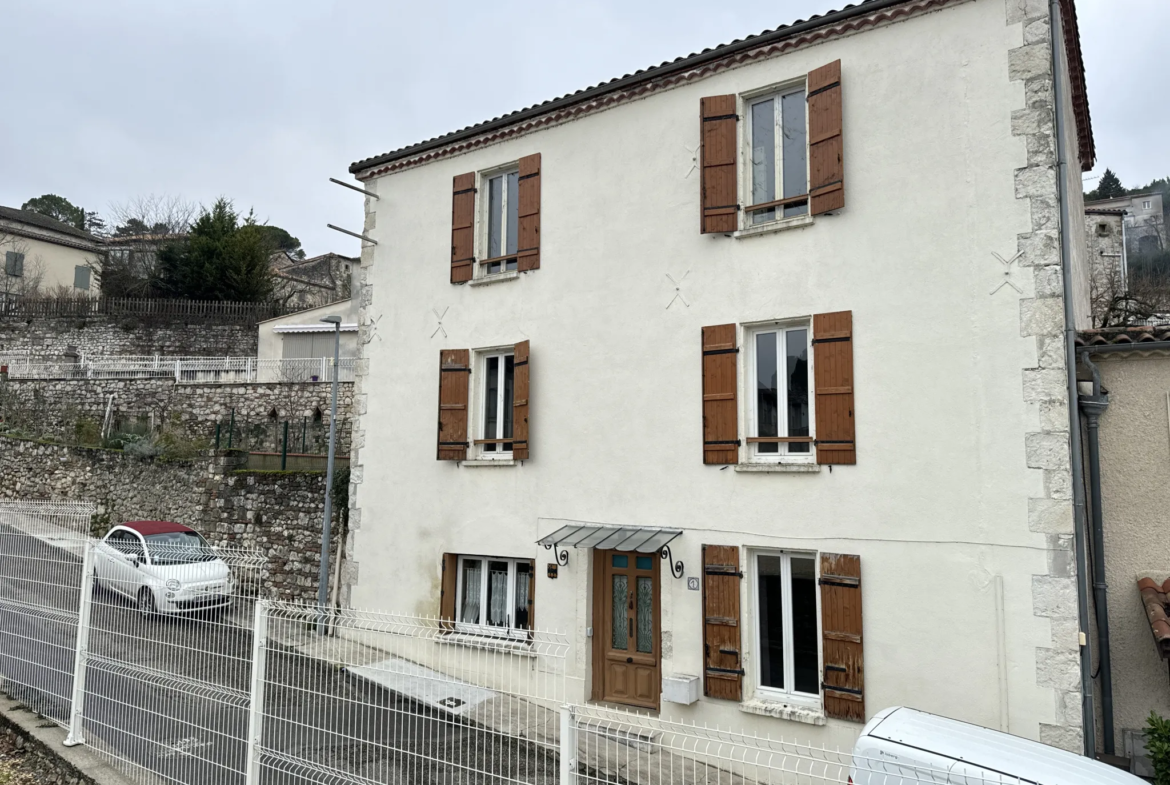 Maison de village avec jardin et cour privative à Penne d'Agenais 