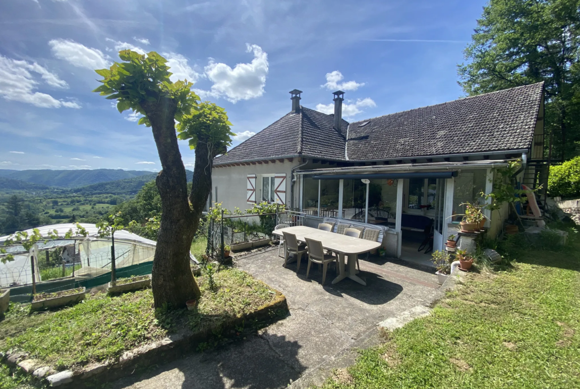 Maison Familiale avec Vue sur la Vallée à Argentat 