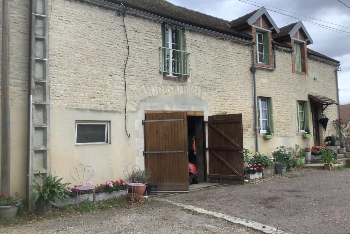 Ferme avec Dépendances à Montbard 