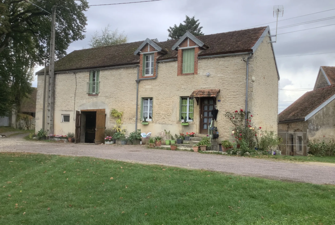 Ferme avec Dépendances à Montbard 