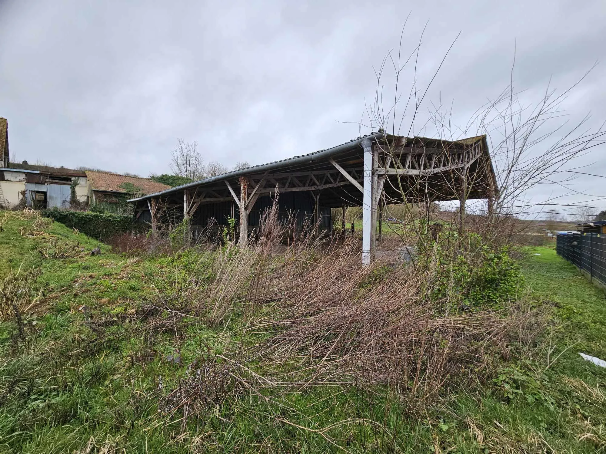 Terrain avec Hangar à Vendre à Hangest-sur-Somme 