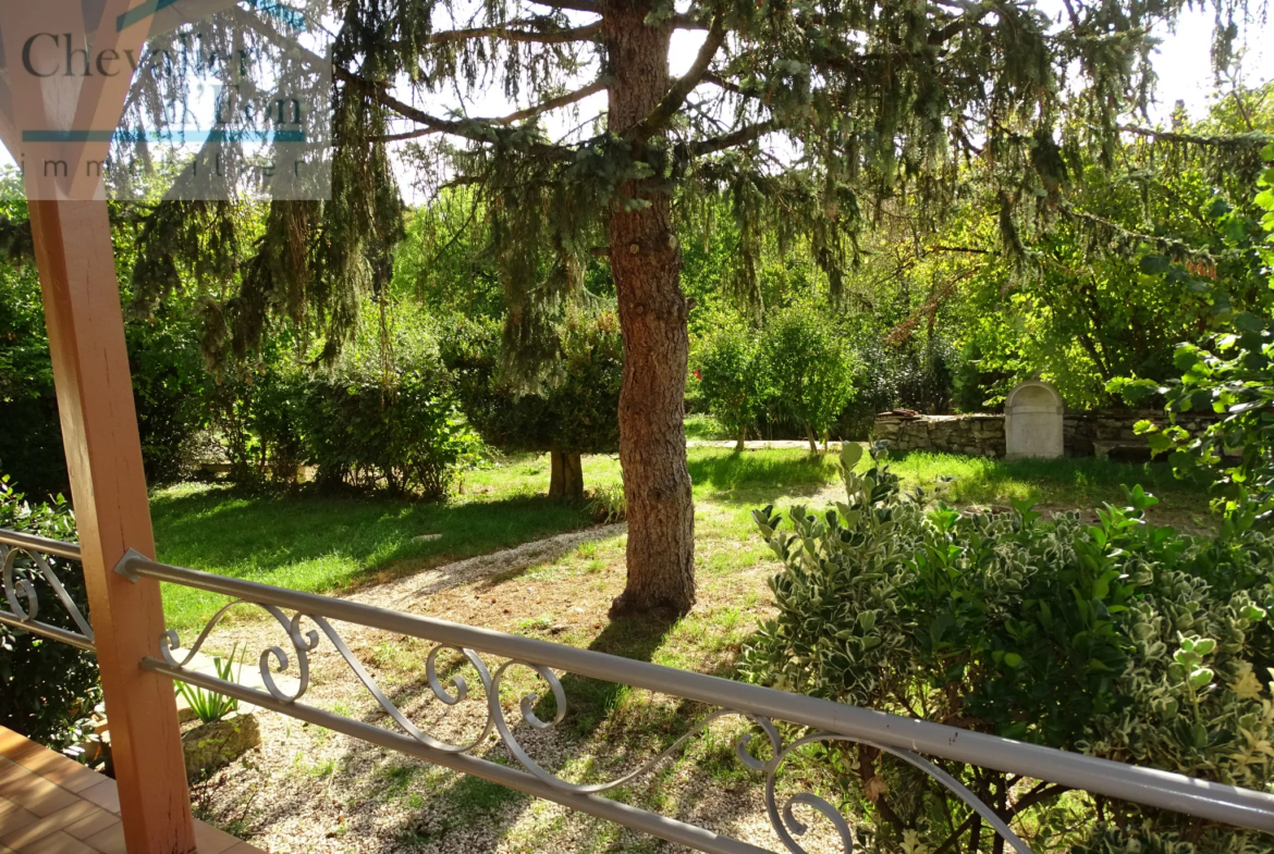 Maison de Village à LEZINNES avec jardin et hangar 