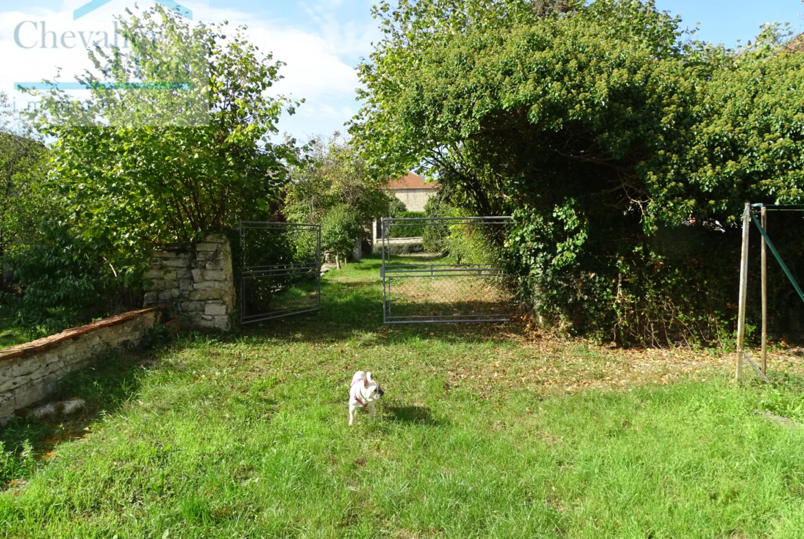 Maison de Village à LEZINNES avec jardin et hangar 