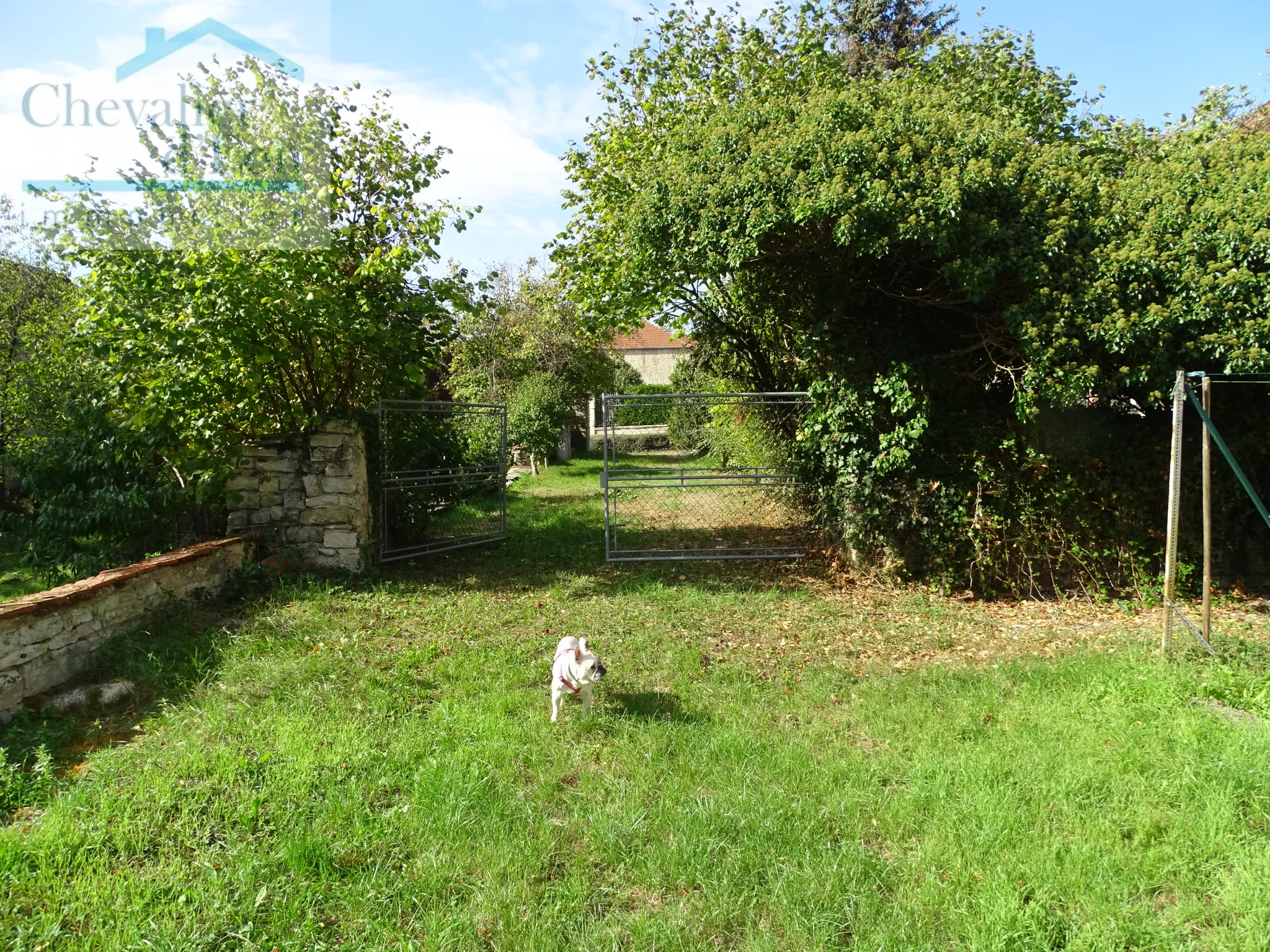 Maison de Village à LEZINNES avec jardin et hangar 