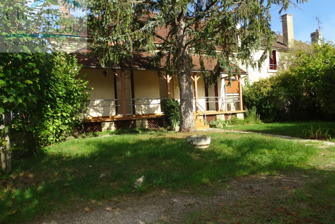 Maison de Village à LEZINNES avec jardin et hangar 