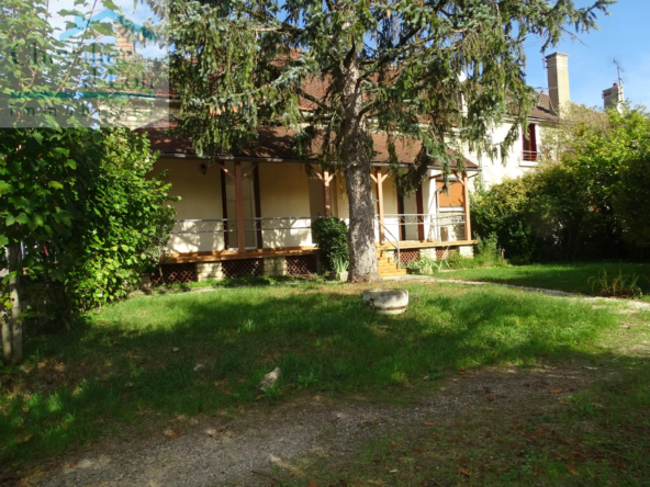 Maison de Village à LEZINNES avec jardin et hangar