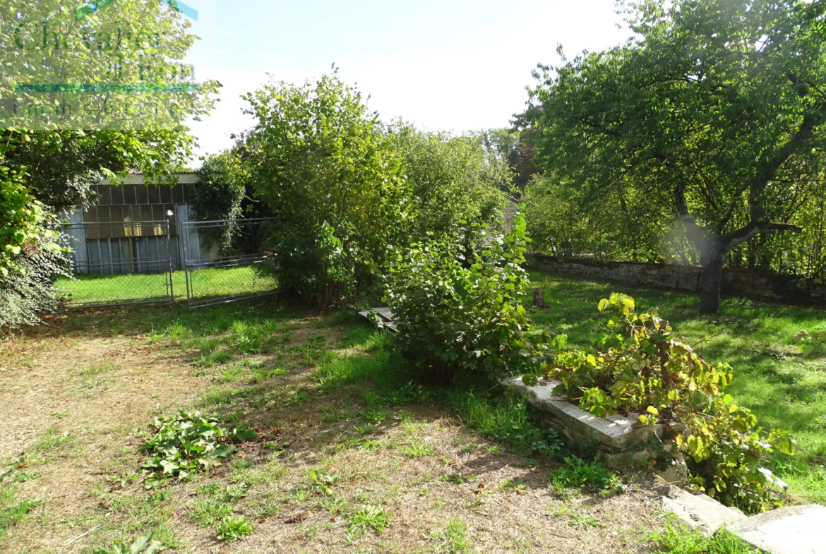 Maison de Village à LEZINNES avec jardin et hangar 