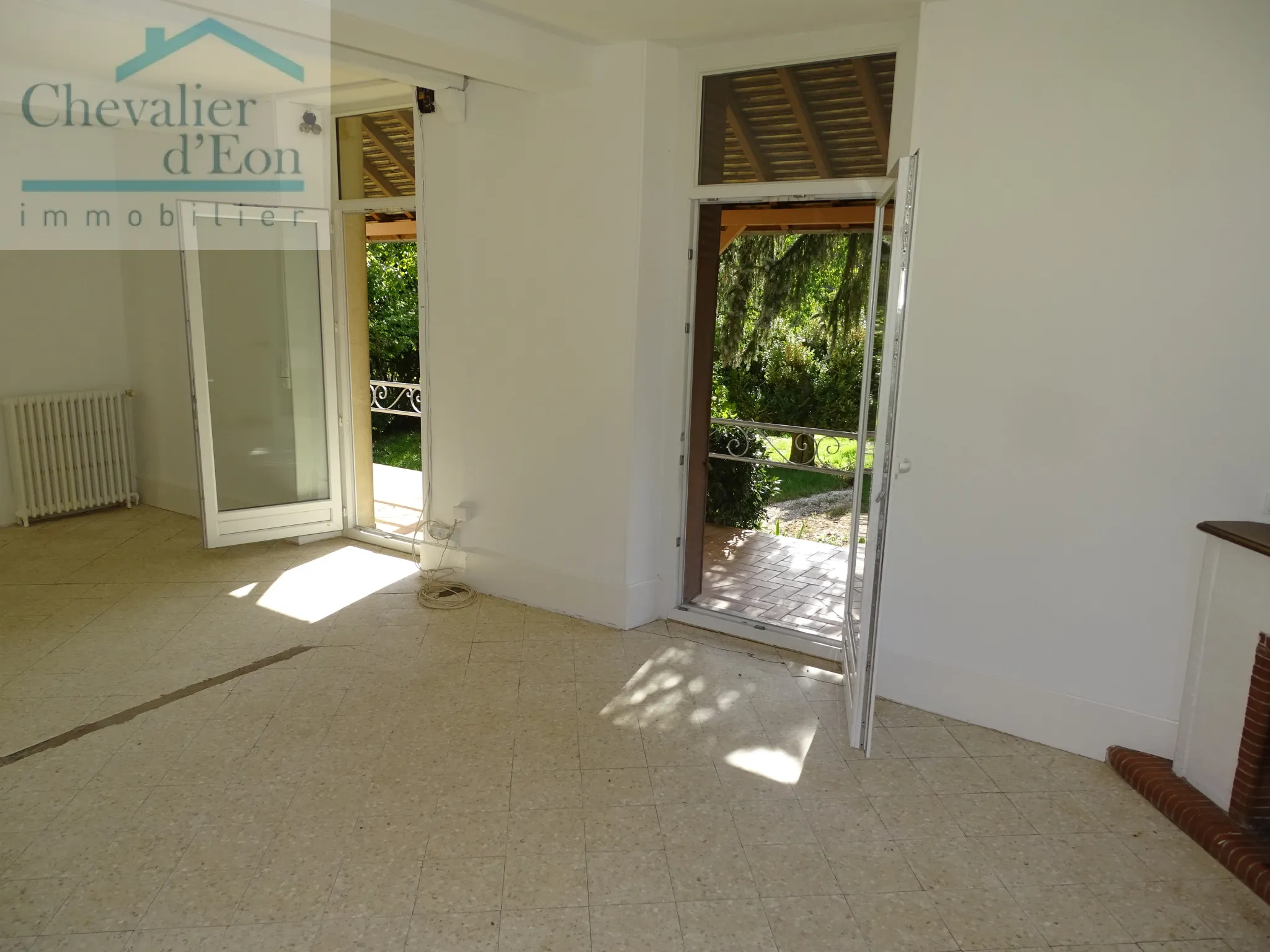 Maison de Village à LEZINNES avec jardin et hangar 