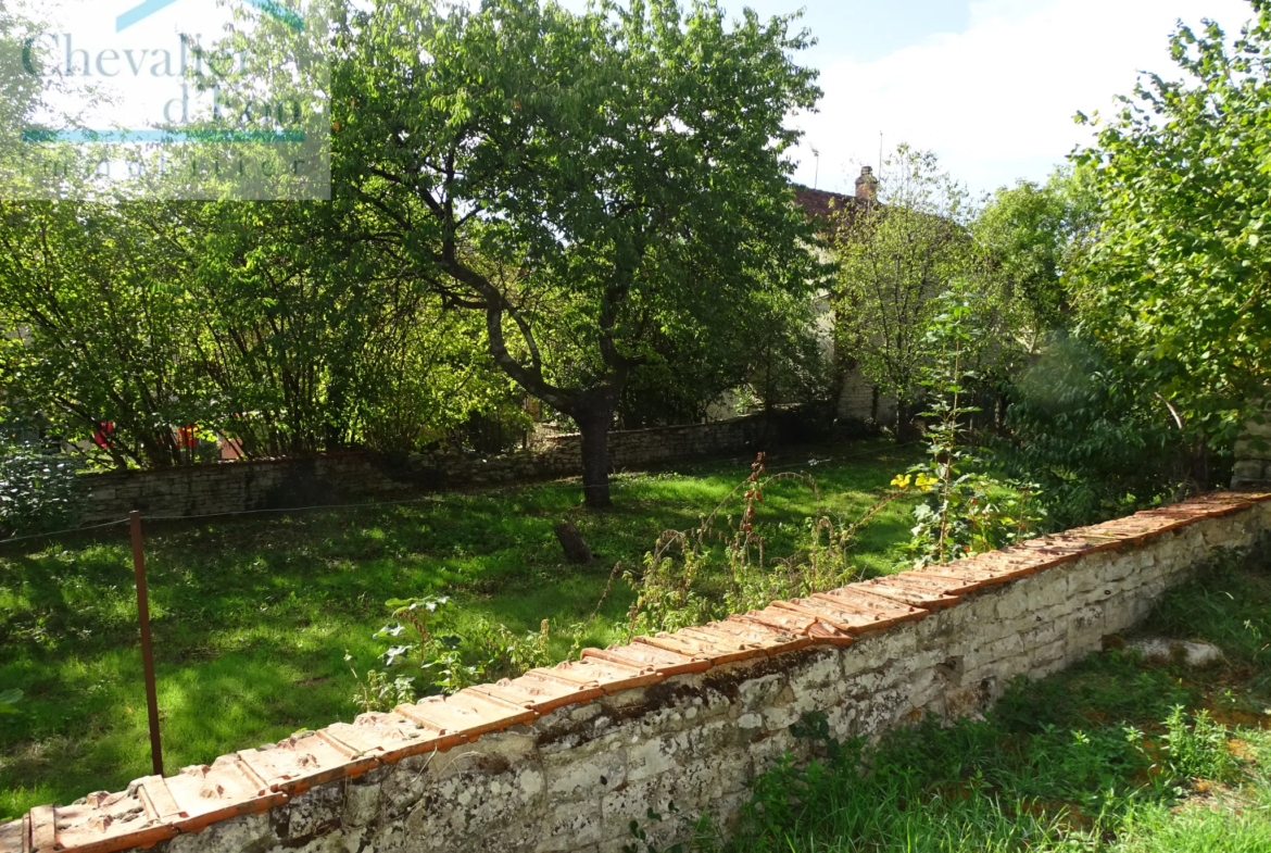 Maison de Village à LEZINNES avec jardin et hangar 