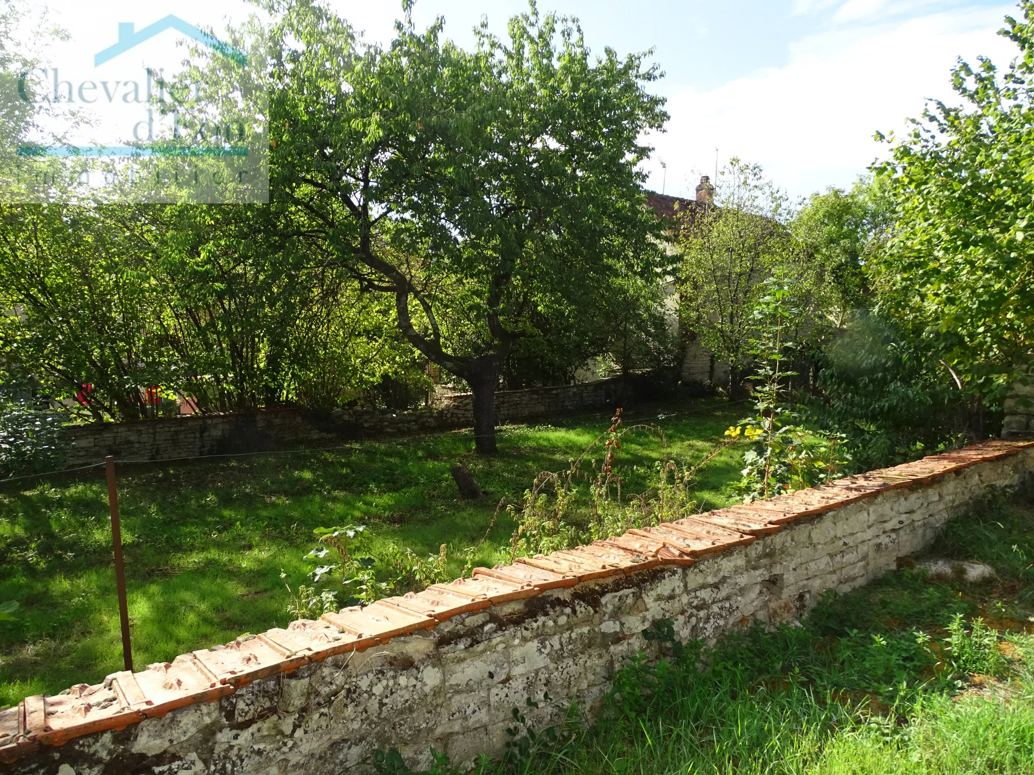 Maison de Village à LEZINNES avec jardin et hangar 