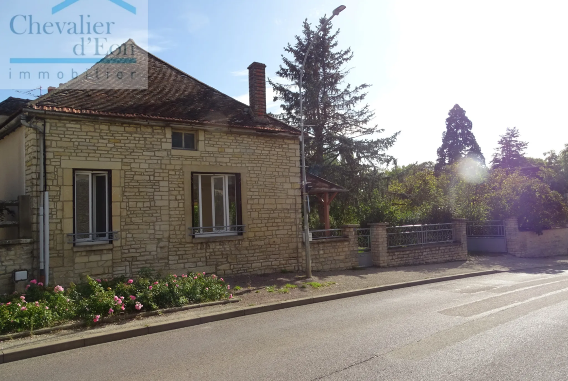 Maison de Village à LEZINNES avec jardin et hangar 