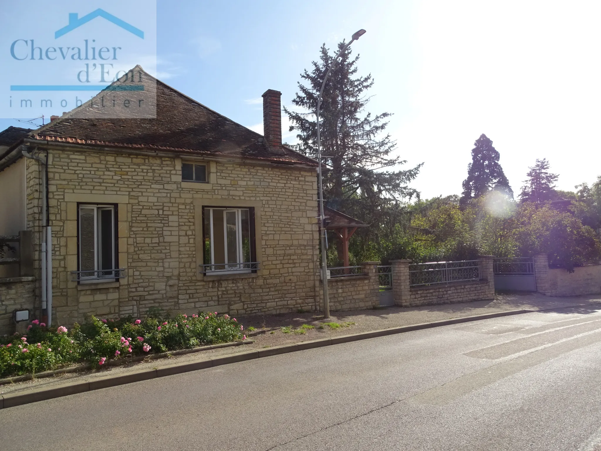 Maison de Village à LEZINNES avec jardin et hangar 