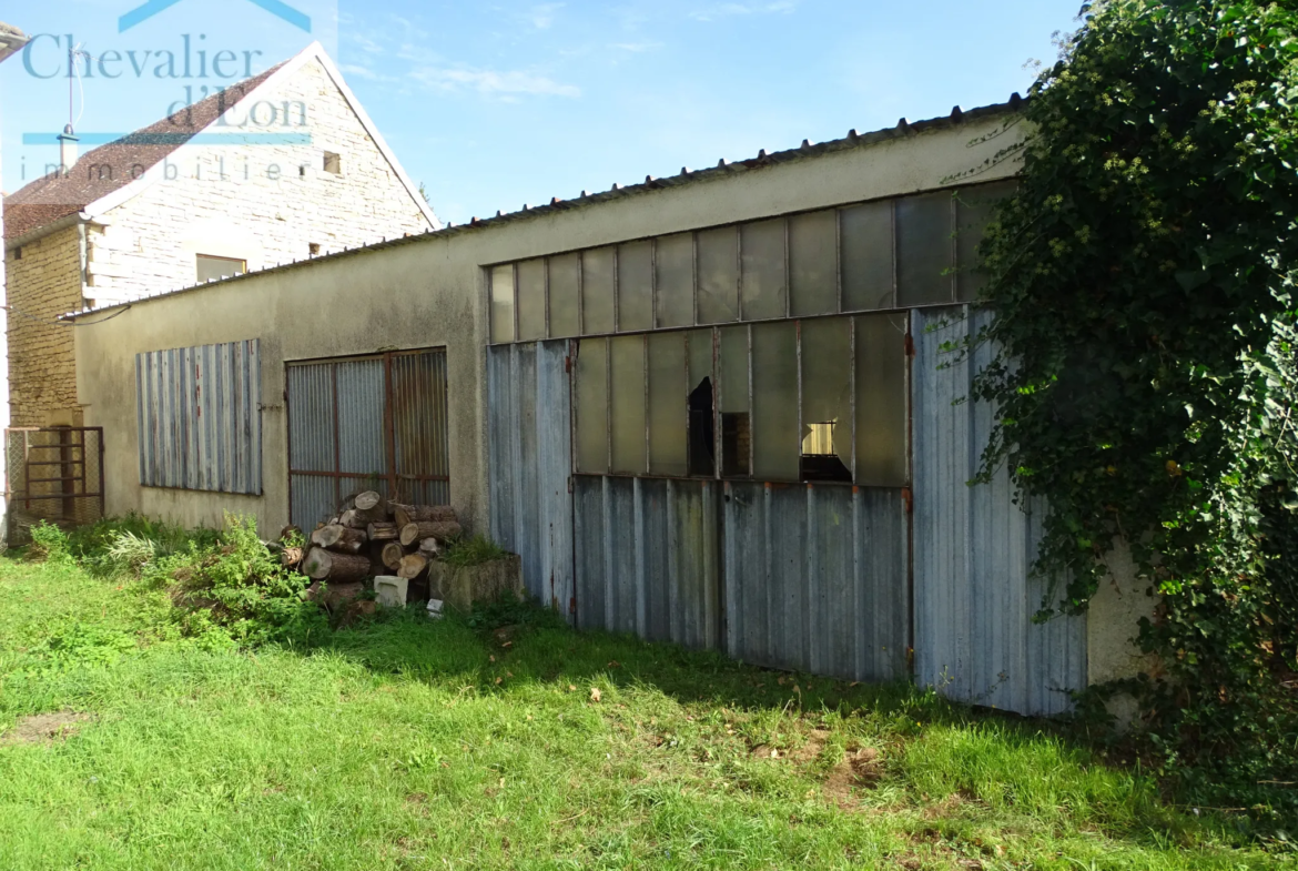 Maison de Village à LEZINNES avec jardin et hangar 