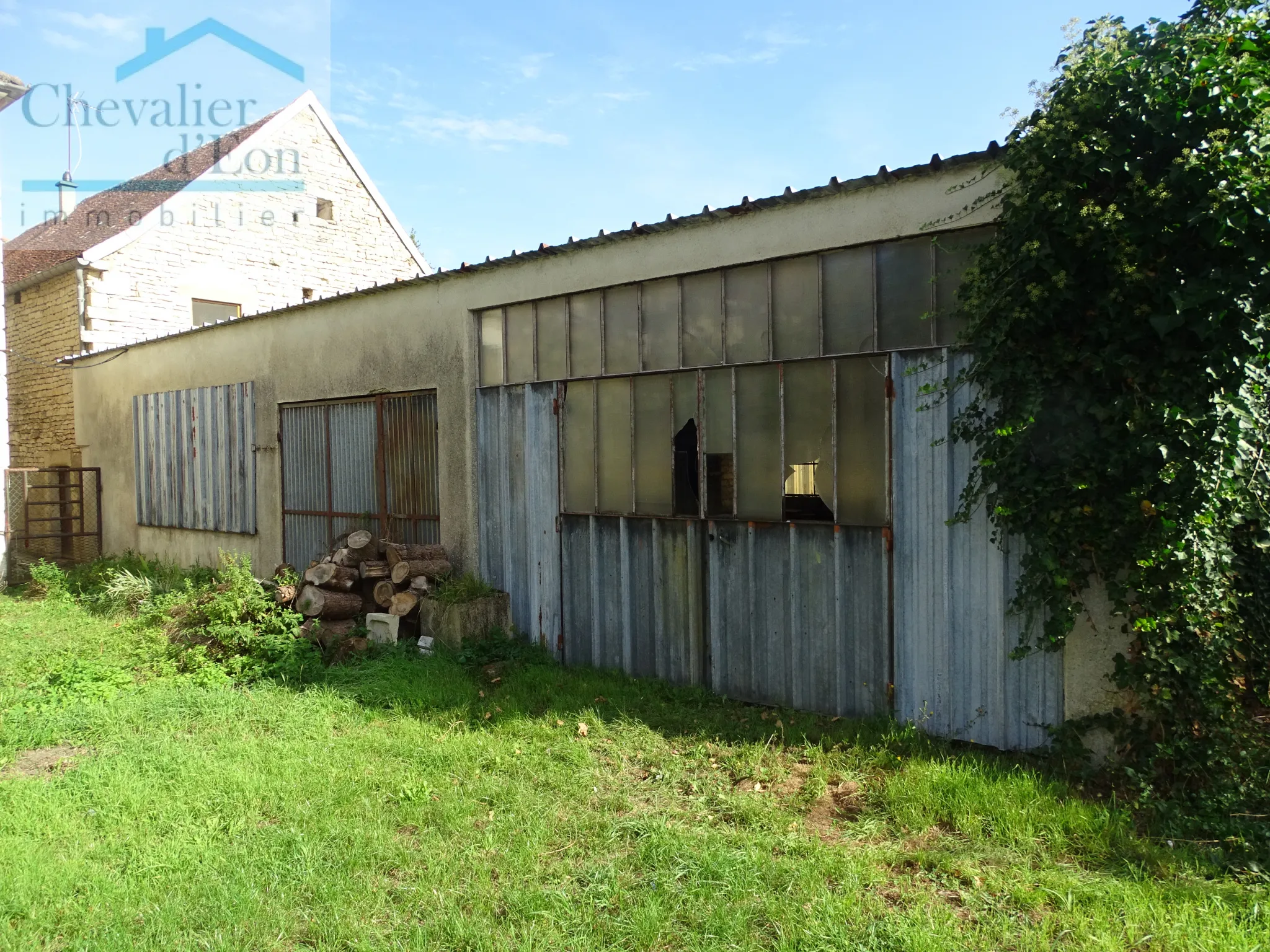 Maison de Village à LEZINNES avec jardin et hangar 