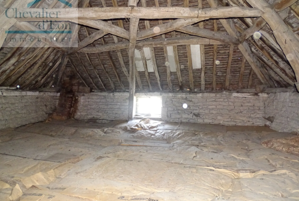 Maison de Village à LEZINNES avec jardin et hangar 