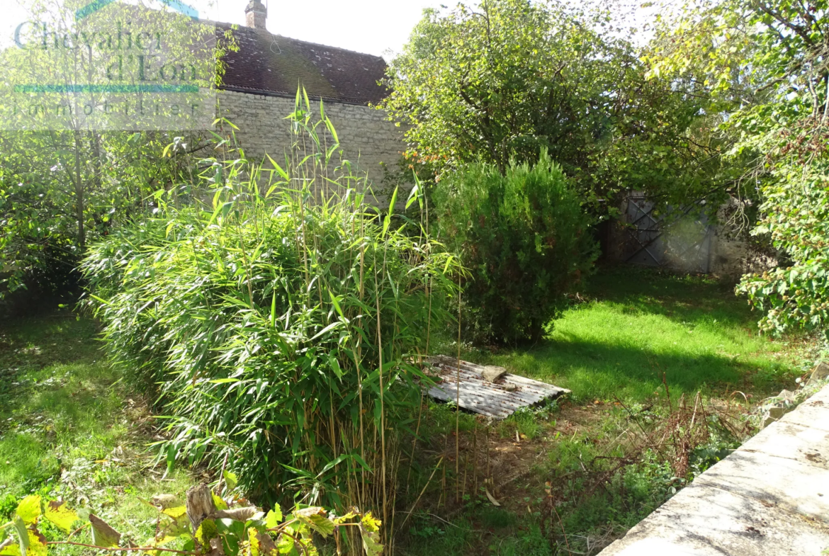 Maison de Village à LEZINNES avec jardin et hangar 