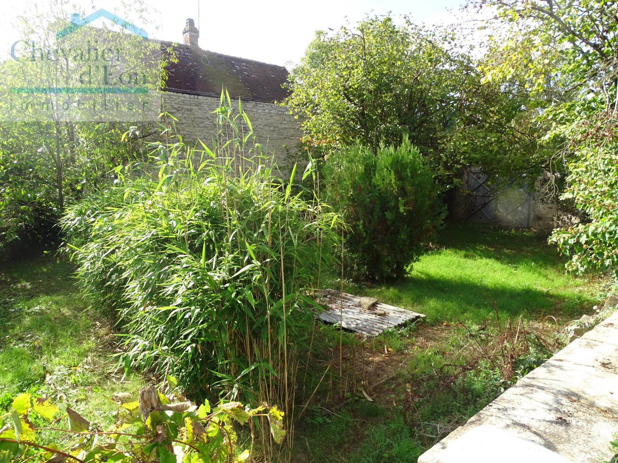 Maison de Village à LEZINNES avec jardin et hangar 