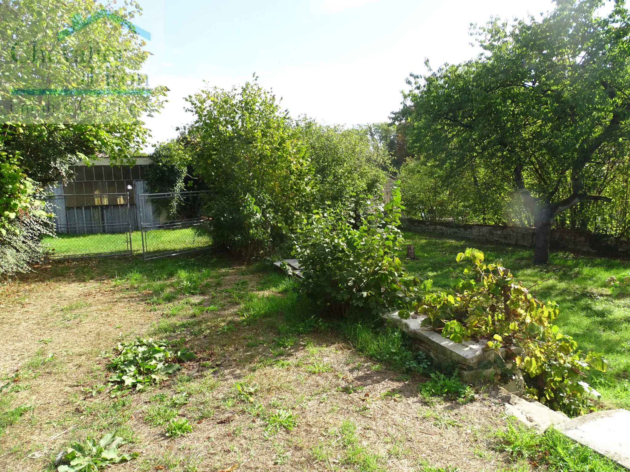 Maison de Village à LEZINNES avec jardin et hangar 