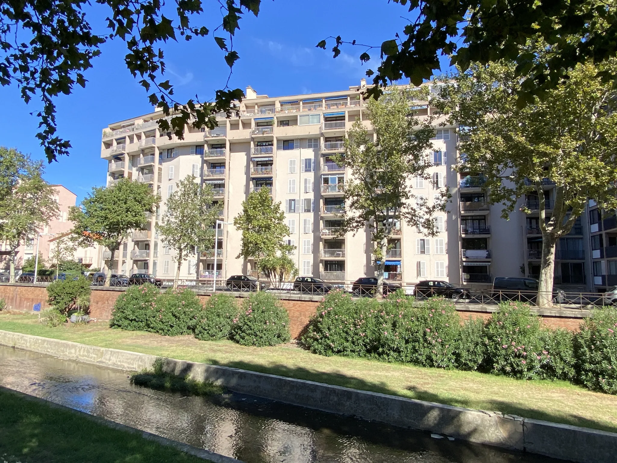 Appartement Rénové avec Vue sur les Quais, Perpignan 