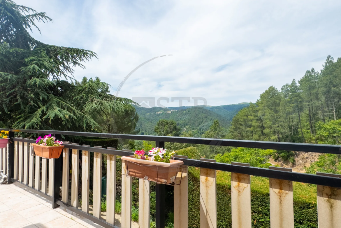 Maison spacieuse avec terrain aux Ollières-sur-Eyrieux 