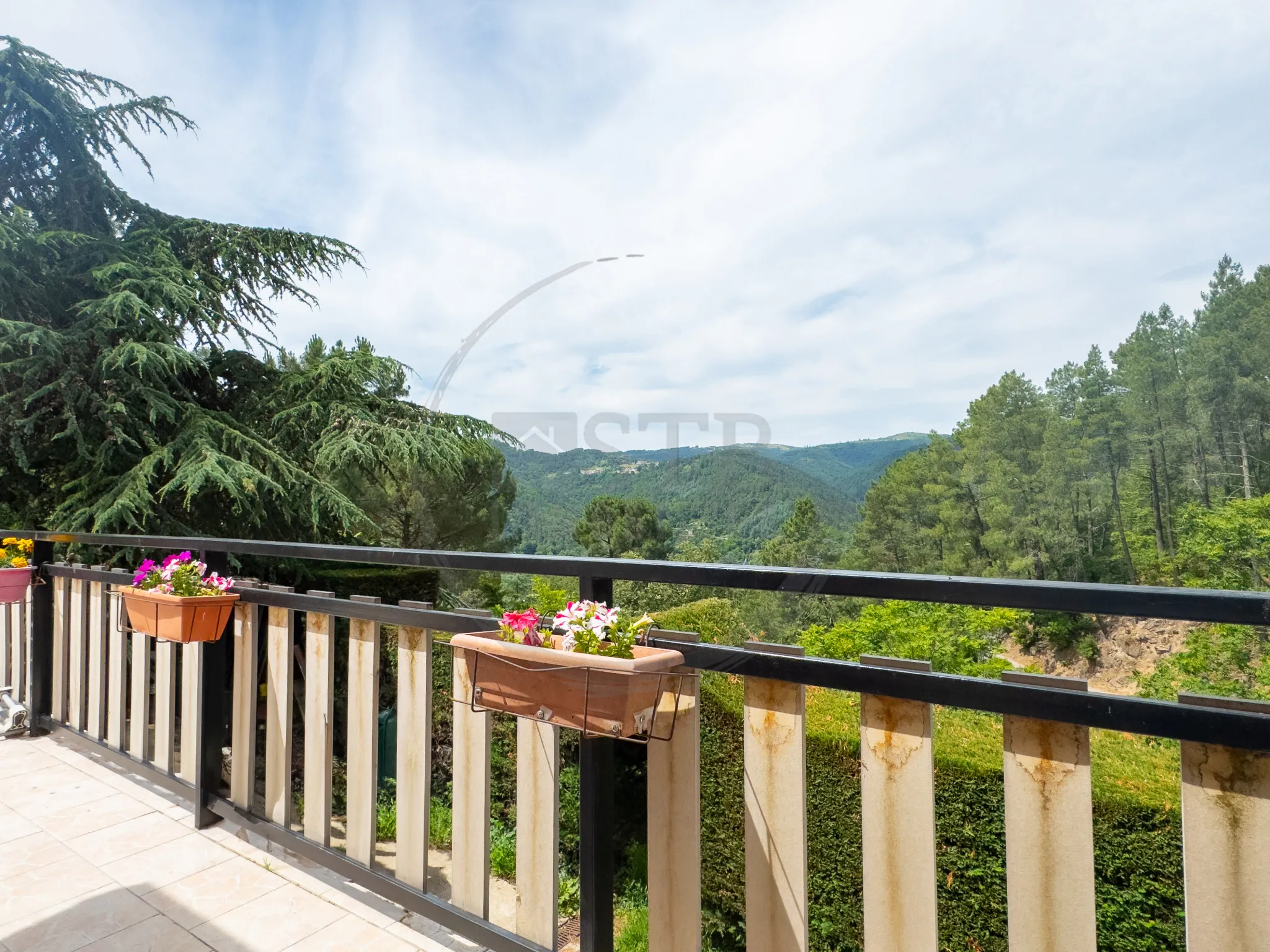 Maison spacieuse avec terrain aux Ollières-sur-Eyrieux 