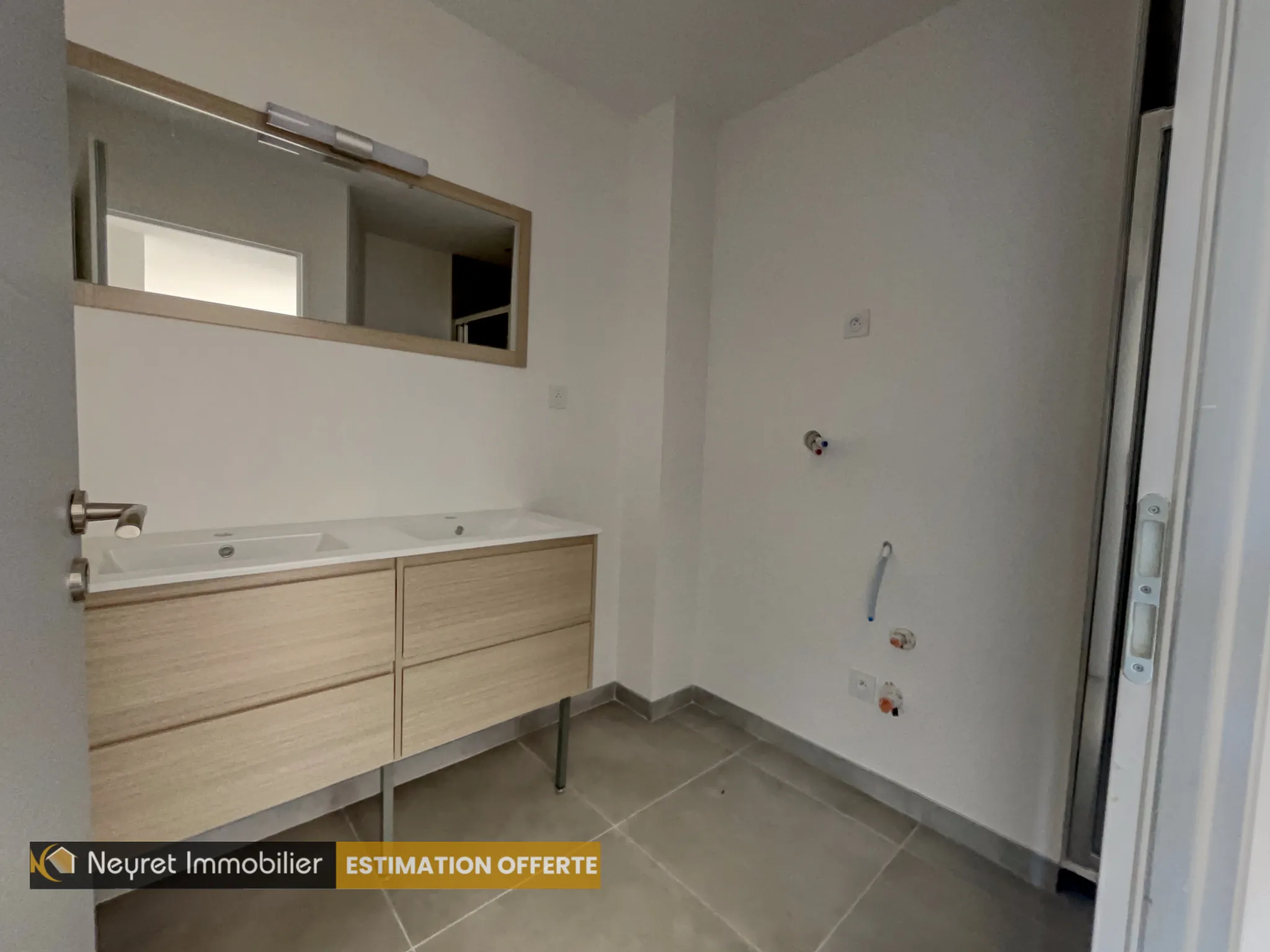 Appartement T4 avec terrasse et parking à Serezin-du-Rhone 