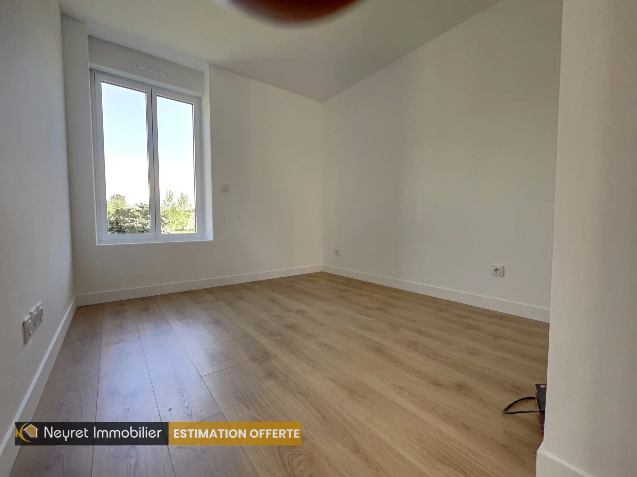 Appartement T4 avec terrasse et parking à Serezin-du-Rhone 