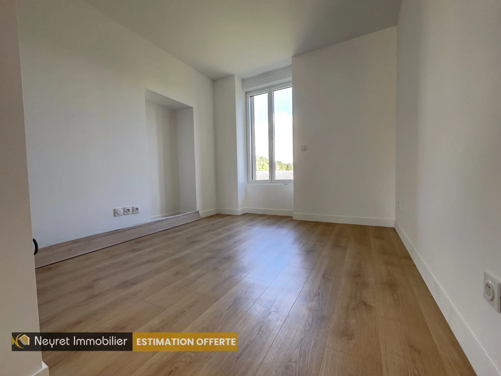 Appartement T4 avec terrasse et parking à Serezin-du-Rhone 