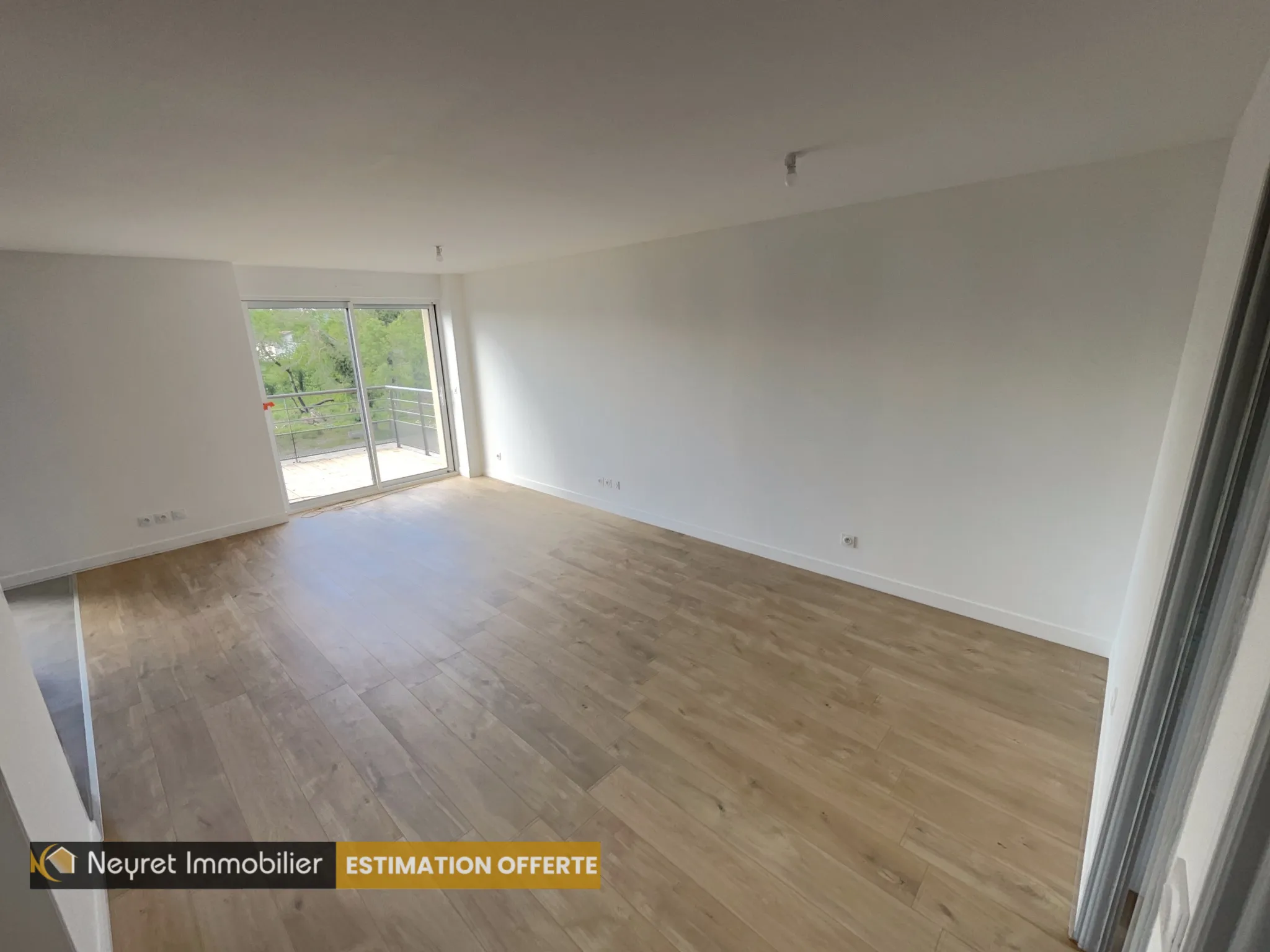 Appartement T4 avec terrasse et parking à Serezin-du-Rhone 