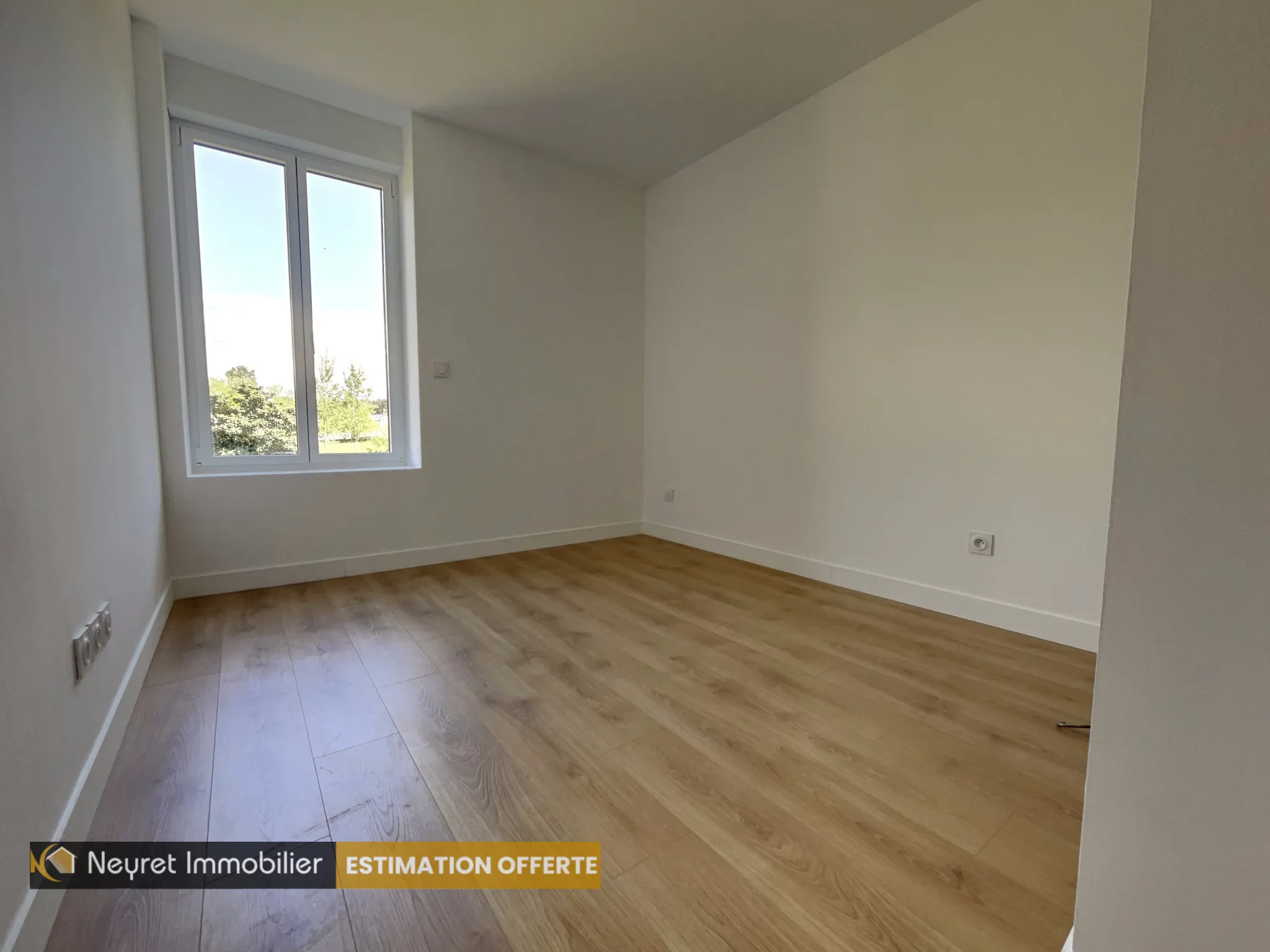 Appartement T4 avec terrasse et parking à Serezin-du-Rhone 