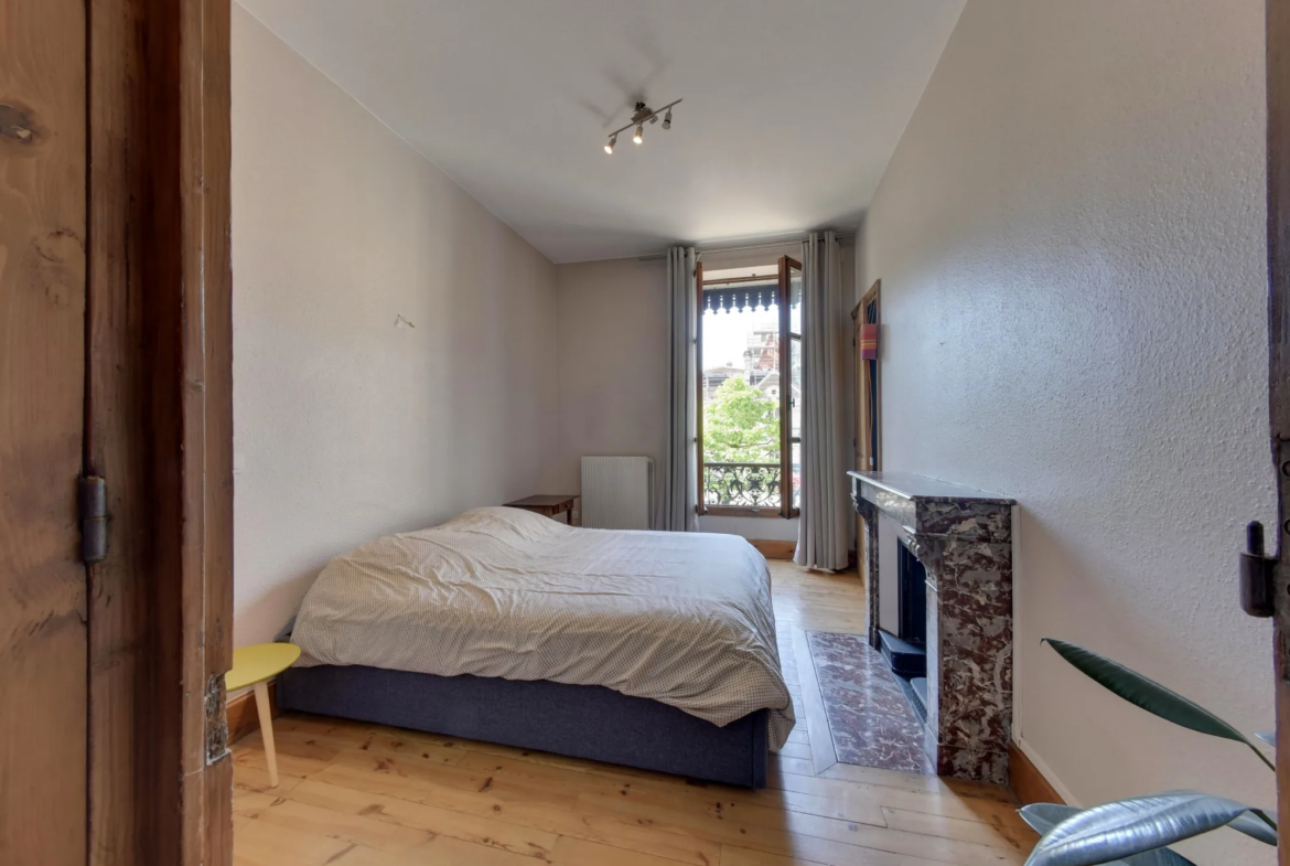 Vente appartement T2 lumineux à Grenoble avec chambre spacieuse 