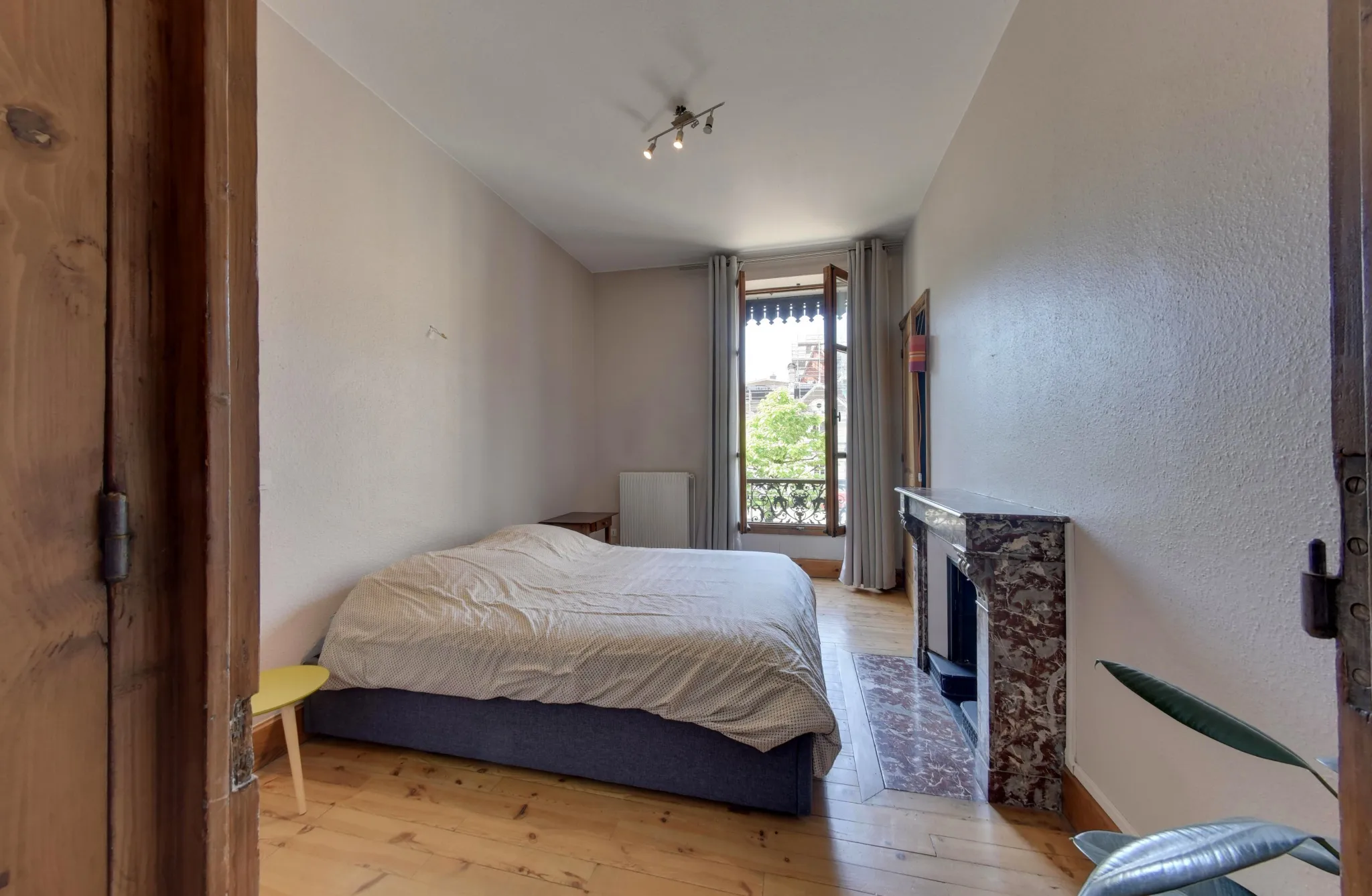 Vente appartement T2 lumineux à Grenoble avec chambre spacieuse 