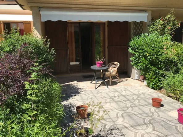 Grand Studio en Rez-de-jardin avec Jardinet à Valderoure