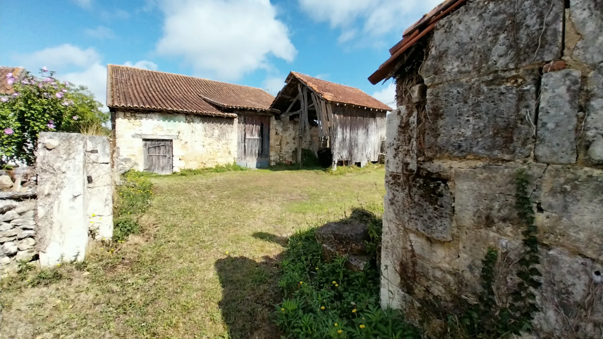 Propriété en Pierre à Restaurer à Cercles 