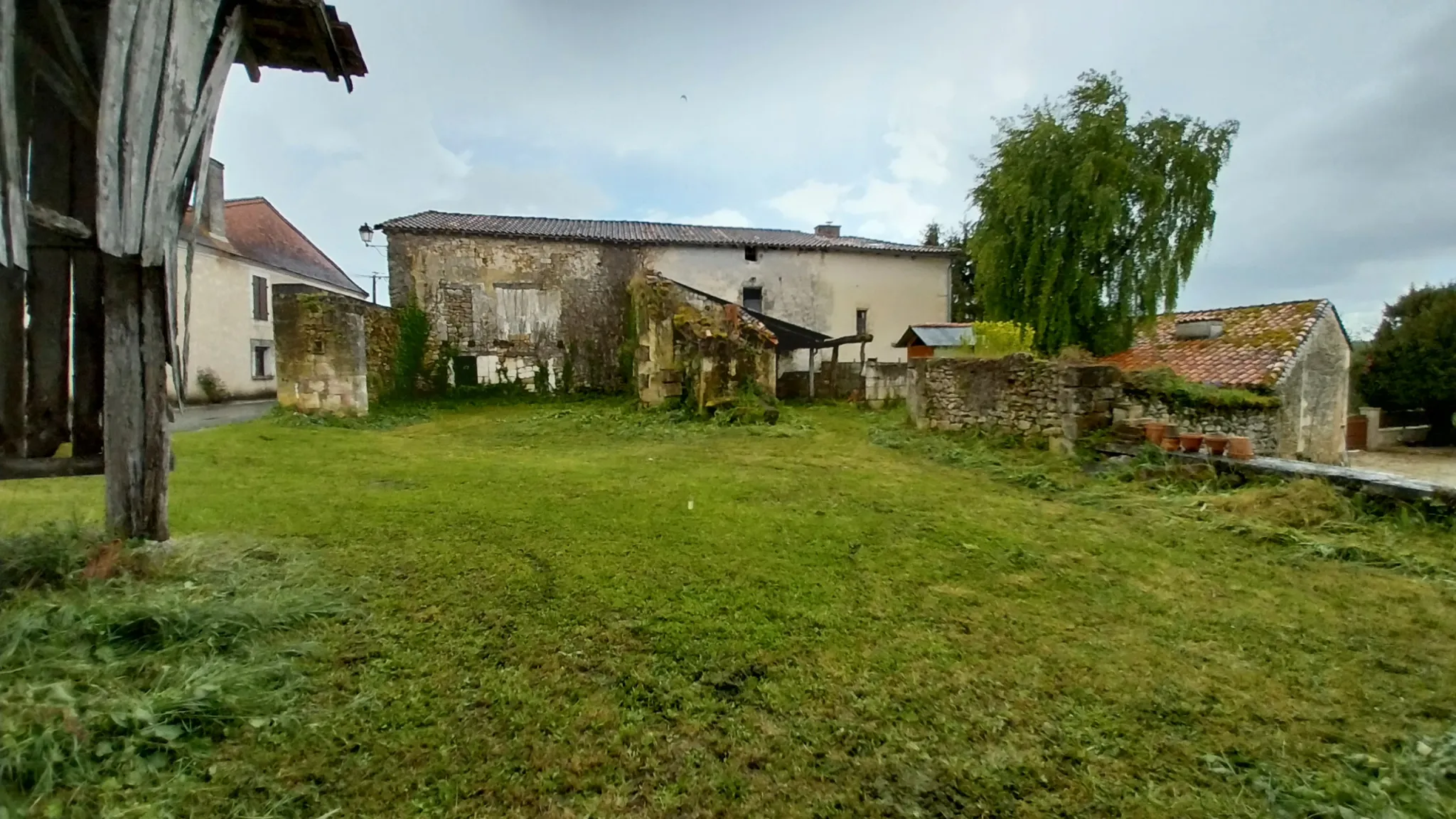 Propriété en Pierre à Restaurer à Cercles 