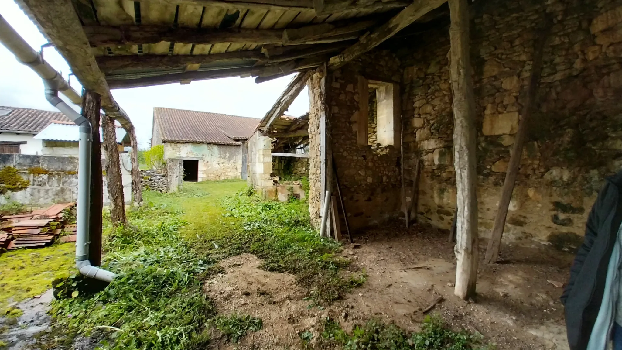 Propriété en Pierre à Restaurer à Cercles 