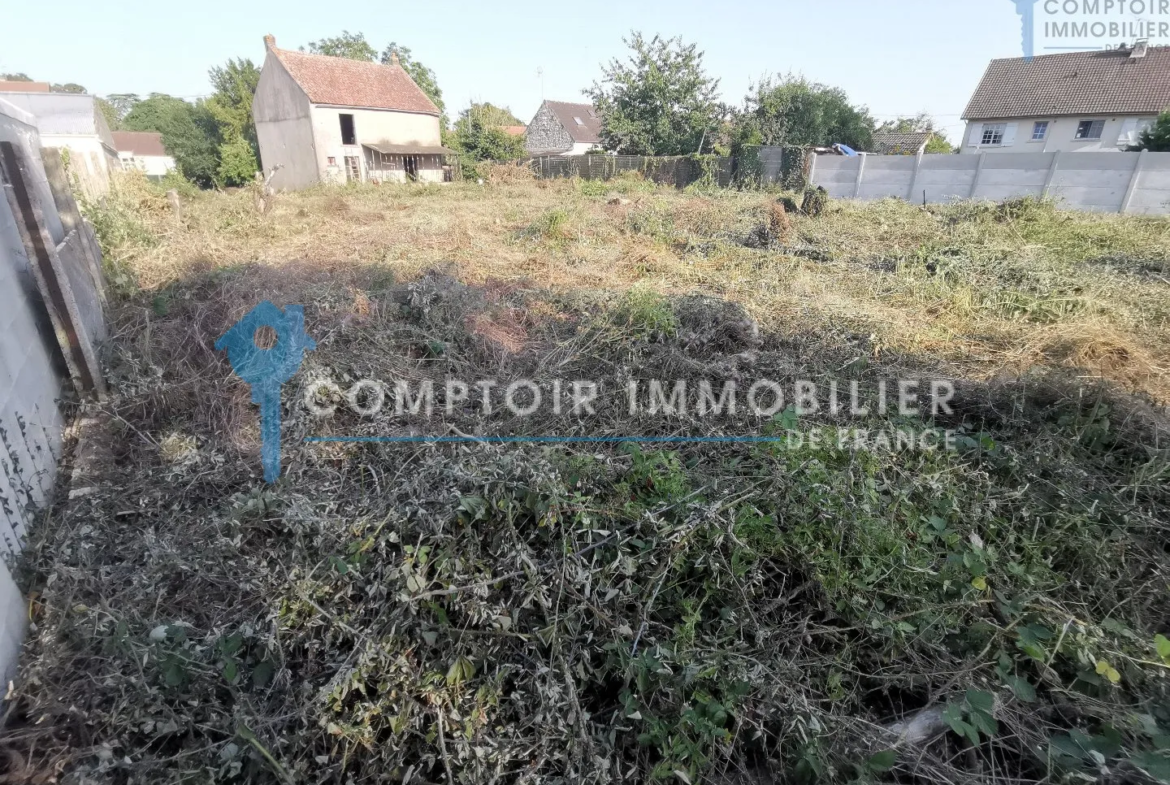 Terrain constructible de 826m2 à LA FORÊT LE ROI 