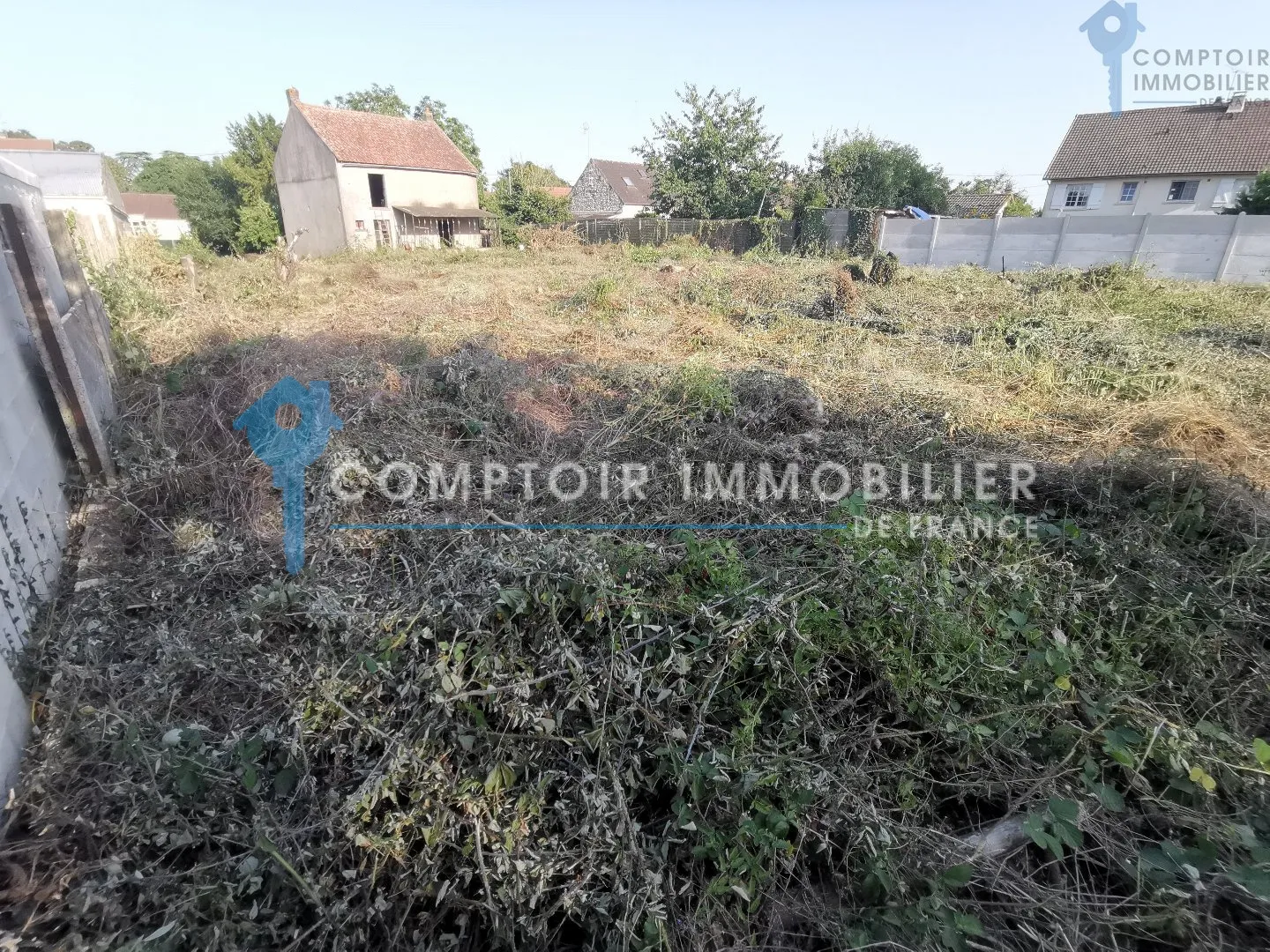 Terrain Constructible de 826m2 à LA FORÊT LE ROI 