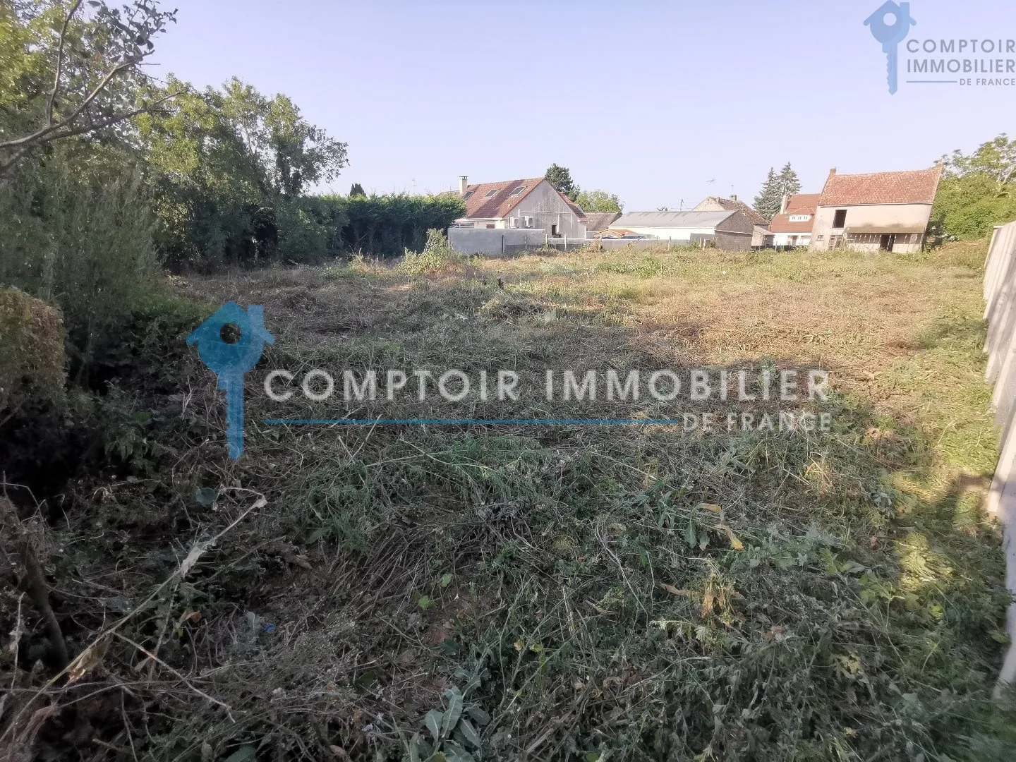 Terrain constructible de 826m2 à LA FORÊT LE ROI 