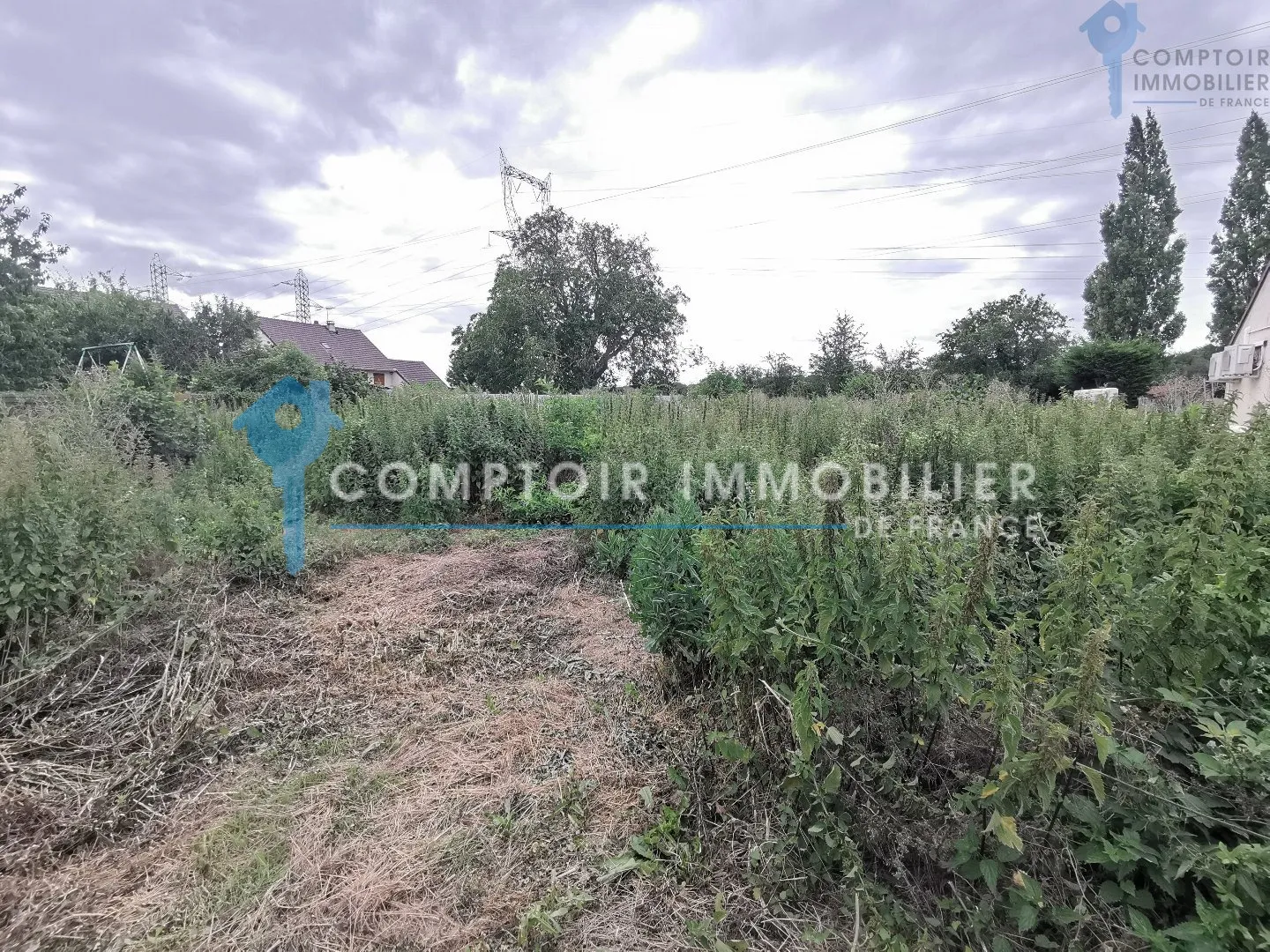 Terrain Constructible de 826m2 à LA FORÊT LE ROI 