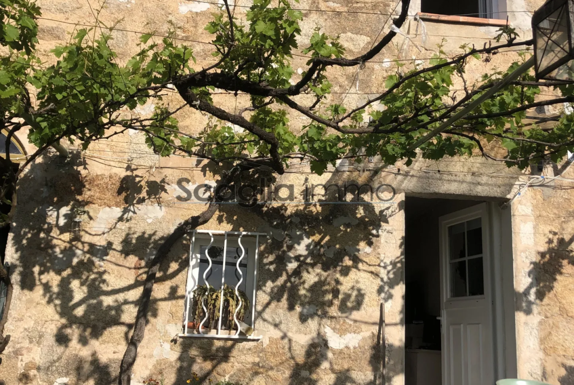 Maison de village en pierre à Marato avec vue dégagée 