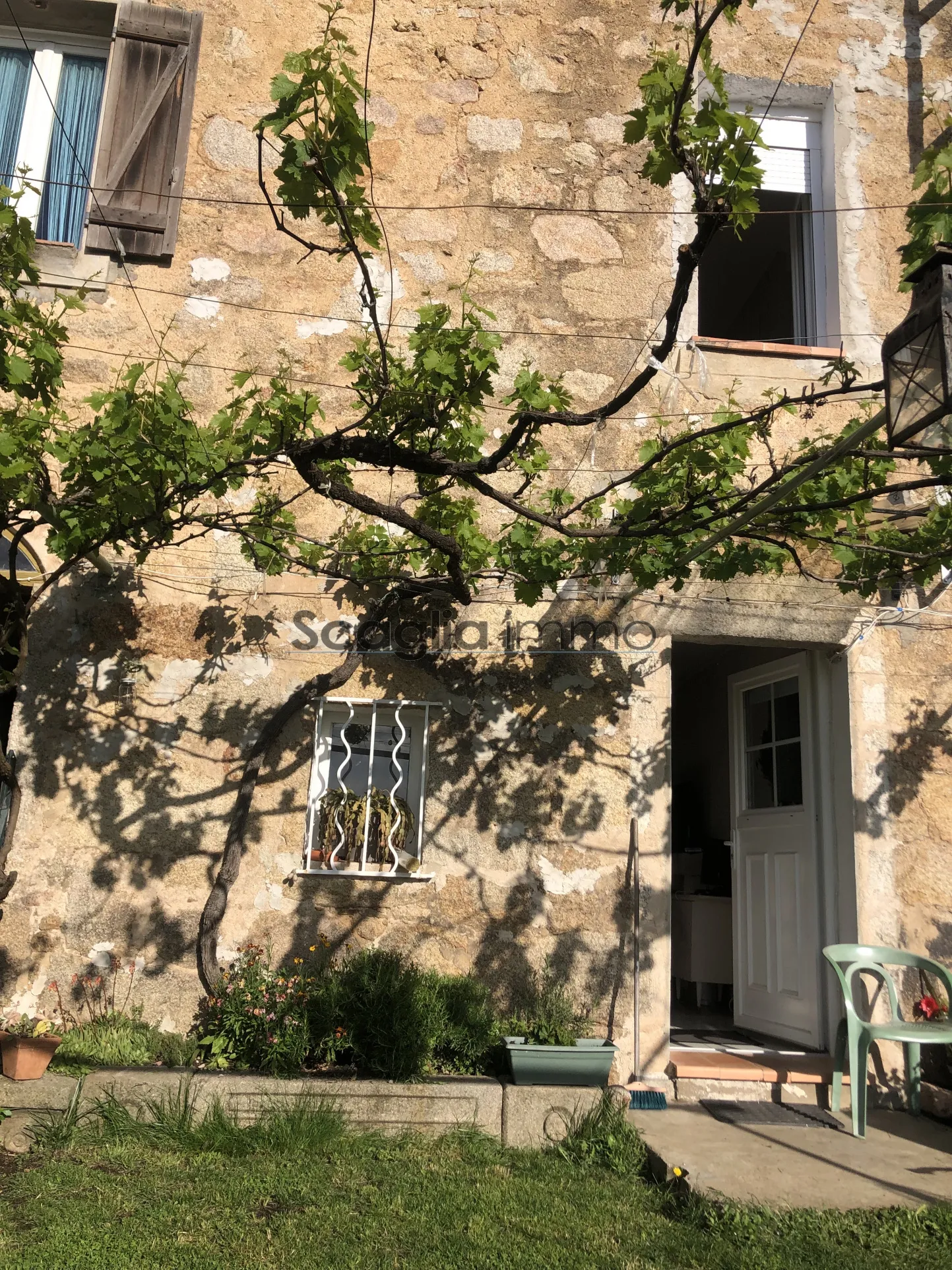 Maison de village en pierre à Marato avec vue dégagée 