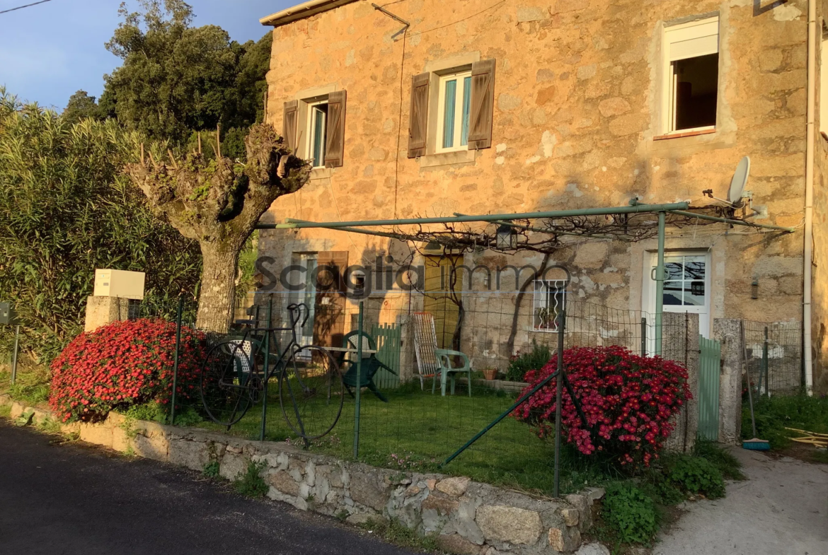 Maison de village en pierre à Marato avec vue dégagée 